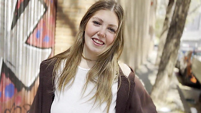 Spectacular chick does it in exchange for a few euros on the street