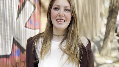 Spectacular chick does it in exchange for a few euros on the street