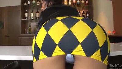 Sexy Japanese MILF in Tight too Short Miniskirt ! Upskirt Shame on her !