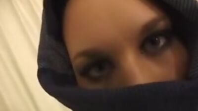 Masked hottie jilling off