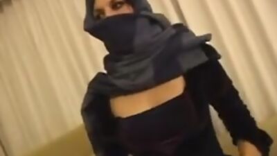 Masked hottie jilling off