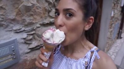 Julie Hall italian youtuber