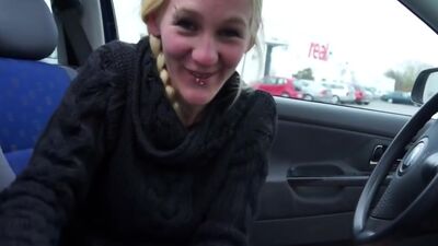 German crack ho masturbates it in the car!