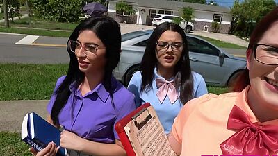 Nerd with a huge cock gets sucked and fucked by three teen BFFS