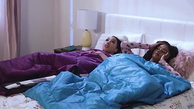 Alexis Tae and Scarlit Scandal help each others reach orgasm