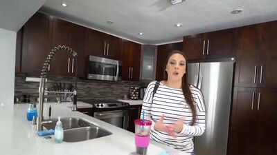 My big boobed MILF stepmom Melanie Hicks is the best cocksucker in the town2