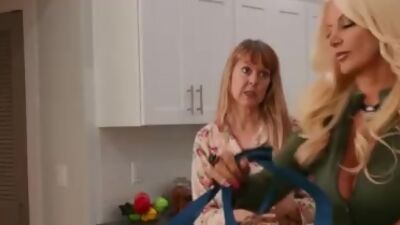 Busty cougar sucking before threeway fucked by little guys