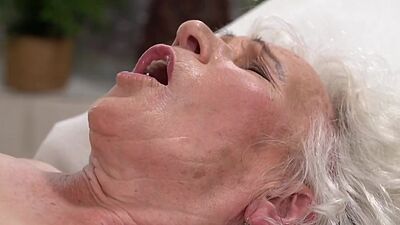 Mature gilf fucked by masseur in duo during massage