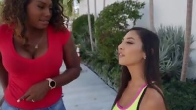 Lesbian latina picking up dykes in public for oralsex