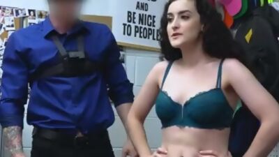 Billy slides his prick in Lyra's pussy