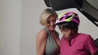 Bigtit stepmom riding short guy in duo in kitchen couple