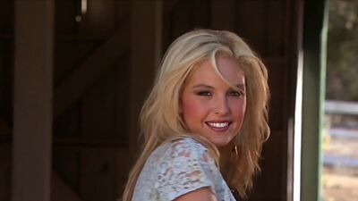 Bubble covered blondie Michelle McLaughlin reveals her big natural tits