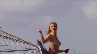 Naked badass babe Taylor Seinturier and her GFS visiting a gator farm