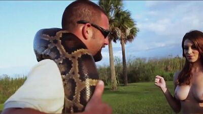 Naked badass babe Taylor Seinturier and her GFS visiting a gator farm