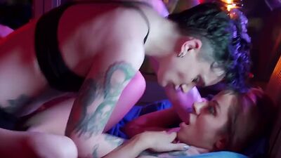 Tattooed dyke strapon fucking lesbian after cunnilingus