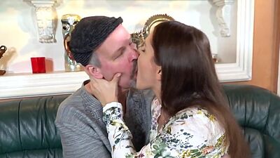 Curvy teen pussylicked by senior in duo before sucking cock