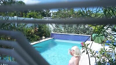 Oh My God! Sneaky stepdaughter Gia Oh My tanning topless!