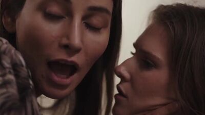 Trans stepmom lick and bangs the wet pussy of stepdaughter