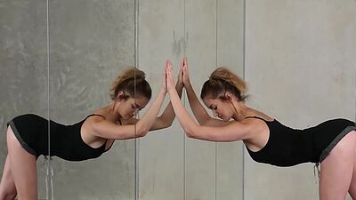 Sweet Asian teen posed naked in nature and showed her nice natural body