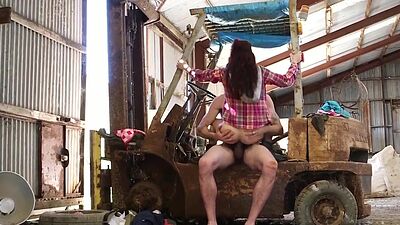 Australian amateur sucks cock