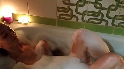 AMATEUR COUPLE HAS ROMANTIC SEX IN THE BATHROOM WITH CANDLES