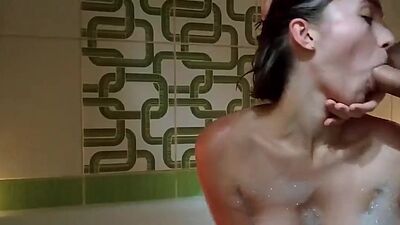 AMATEUR COUPLE HAS ROMANTIC SEX IN THE BATHROOM WITH CANDLES