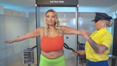 Busty curvy lesbian MILF duo enjoy scissoring after rimming