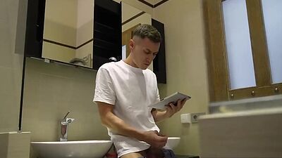 MILF practices a threesome with double penetration