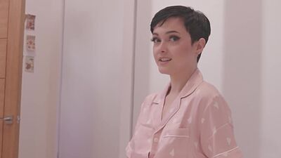 Stepsister and stepmom sharing Allen Swifts huge meat