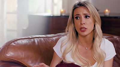 Big tits therapist dived into MILFs pussy as she dived into her problems