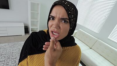 Arab girl Naudi Nala gets 1000 bucks for giving a blowjob