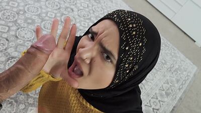 Arab girl Naudi Nala gets 1000 bucks for giving a blowjob