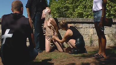 Public deepthroating slut shows public nudity outdoor