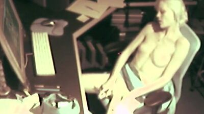 Solo spy cam slut masturbates