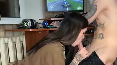 The girl sucked me while I was playing