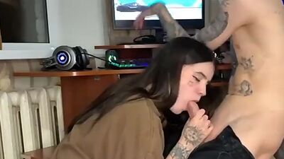The girl sucked me while I was playing