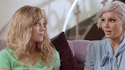 Stepdaughter learned how to masturbation from her busty stepmommy