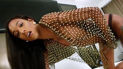 Extra skinny ebony tranny Dazia Cockdazian oiling and jerking off her BBC