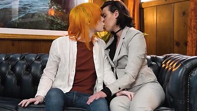 Trans femboy Jean Hollywood fucks doctor and sucks her feet