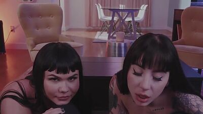 Tattooed lesbians enjoy pussyeating session on the couch