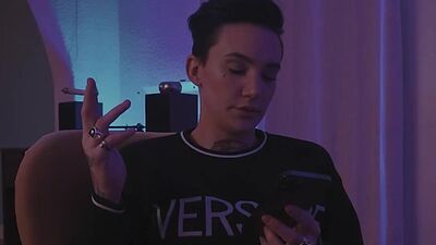 Tattooed lesbians enjoy pussyeating session on the couch