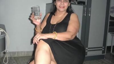 Arab Aunty giving oral-service