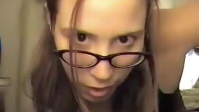 Amateur wanks her pussy