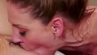 Les WAM busty stepmommy MILF tribbing stepdaughter babe
