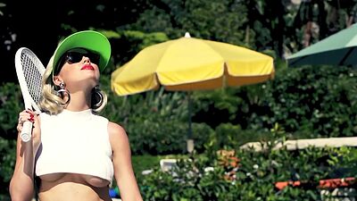 Big tits blonde MILF model Nikki Leigh posed naked and shows stunning body