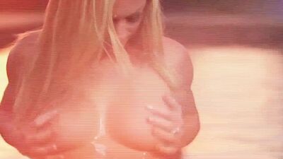 Big tits blonde MILF model Nikki Leigh posed naked and shows stunning body