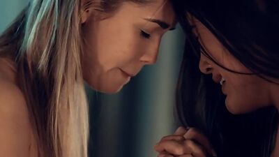 Perverted bootylicious dyke seduces hairy nympho slut