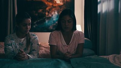 Scissoring dyke seduces BFF lesbian bae after kissing