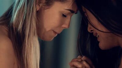 Scissoring dyke seduces BFF lesbian bae after kissing