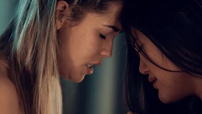 Scissoring dyke seduces BFF lesbian bae after kissing